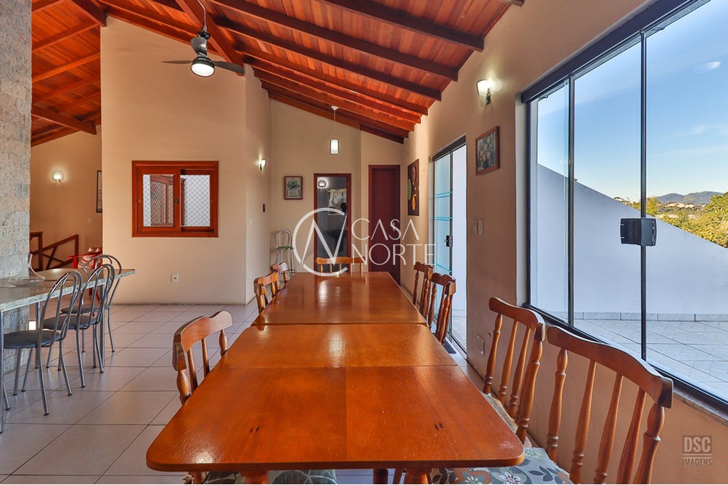 Casa à venda com 5 quartos, 383m², 2 suítes, 2 vagas, Déa Coufal no bairro Ipanema em Porto Alegre