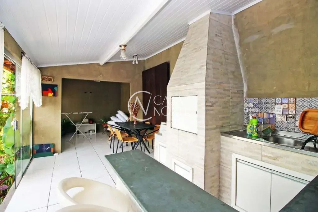 Casa à venda com 3 quartos, 182m², 1 suíte, 2 vagas, Rua Vital Brasil no bairro Jardim Sabará em Porto Alegre