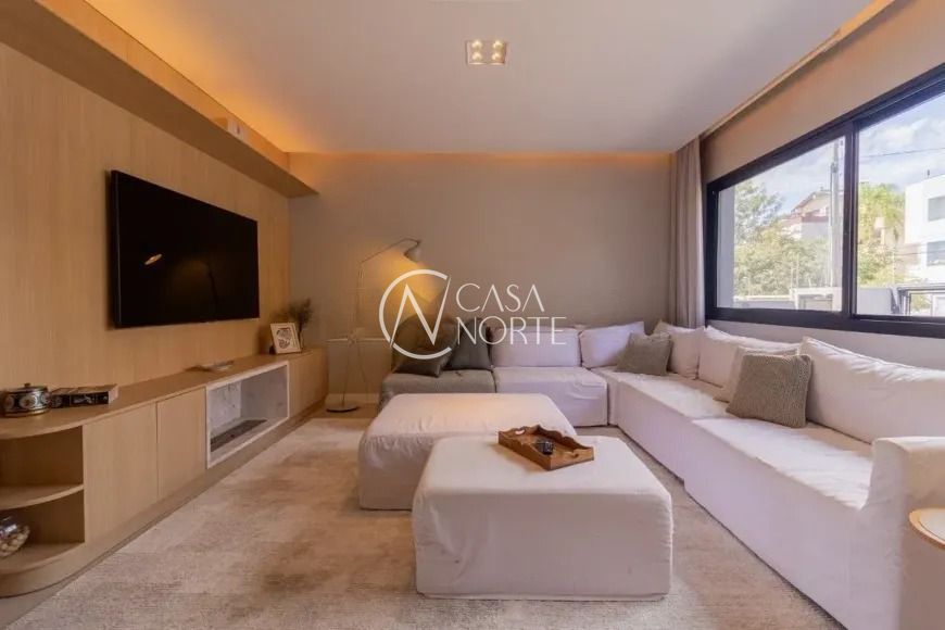 Casa à venda com 4 quartos, 210m², 3 suítes, 2 vagas, Rua Miracema no bairro Chácara das Pedras em Porto Alegre
