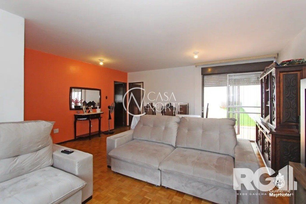 Casa à venda com 4 quartos, 280m², 1 suíte, 4 vagas, Rua Ivan Iglesias no bairro Jardim Sabará em Porto Alegre