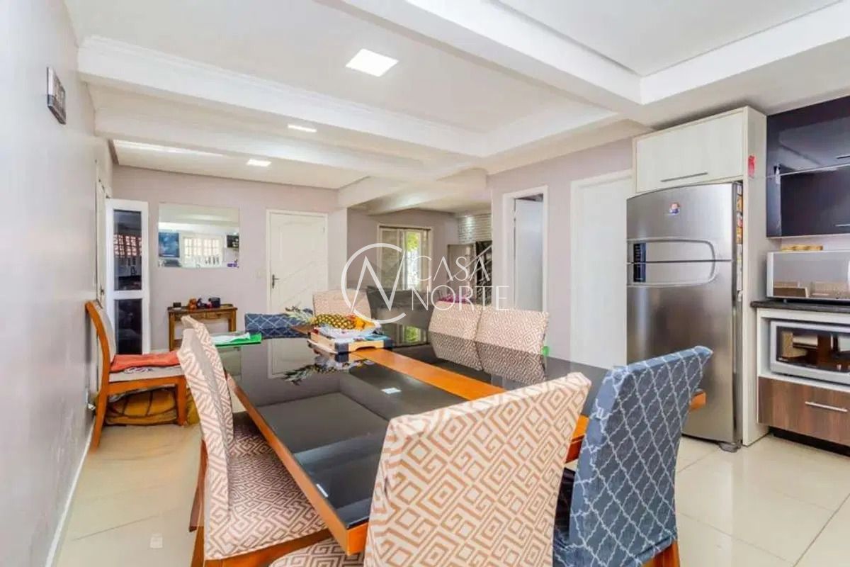 Casa à venda com 4 quartos, 226m², 1 suíte, 2 vagas, Rua Três Passos no bairro Passo da Areia em Porto Alegre