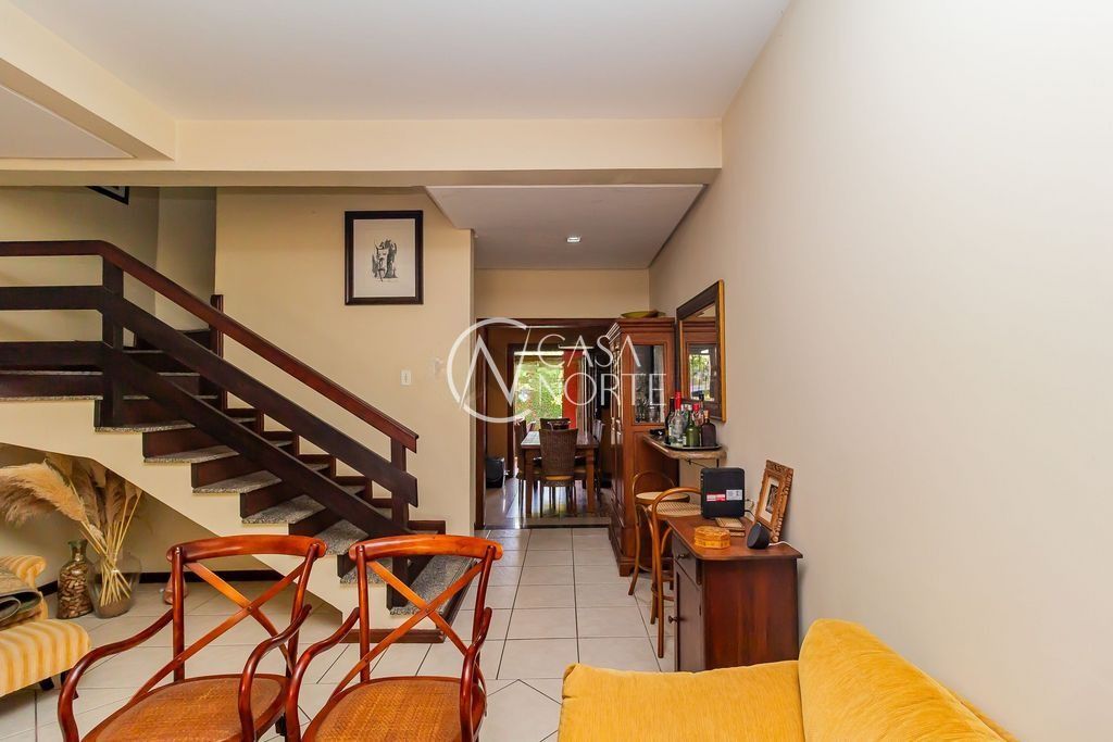 Casa à venda com 3 quartos, 172m², 1 suíte, 3 vagas, Praça Dom Pedro no bairro Vila Ipiranga em Porto Alegre
