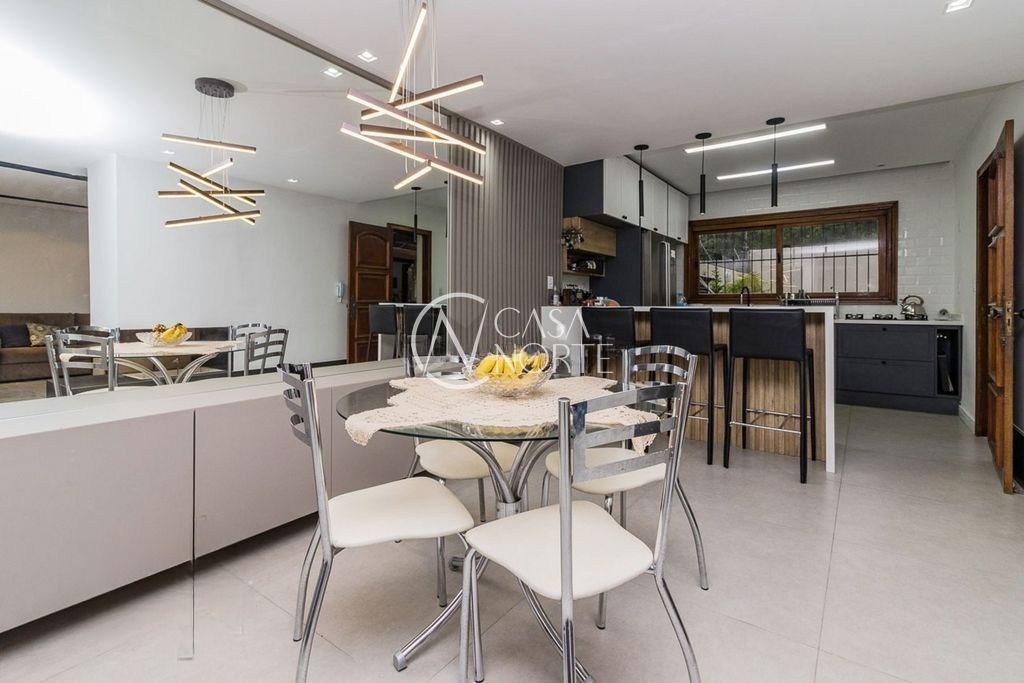Casa à venda com 4 quartos, 310m², 3 suítes, 4 vagas, Rua Miracema no bairro Chácara das Pedras em Porto Alegre