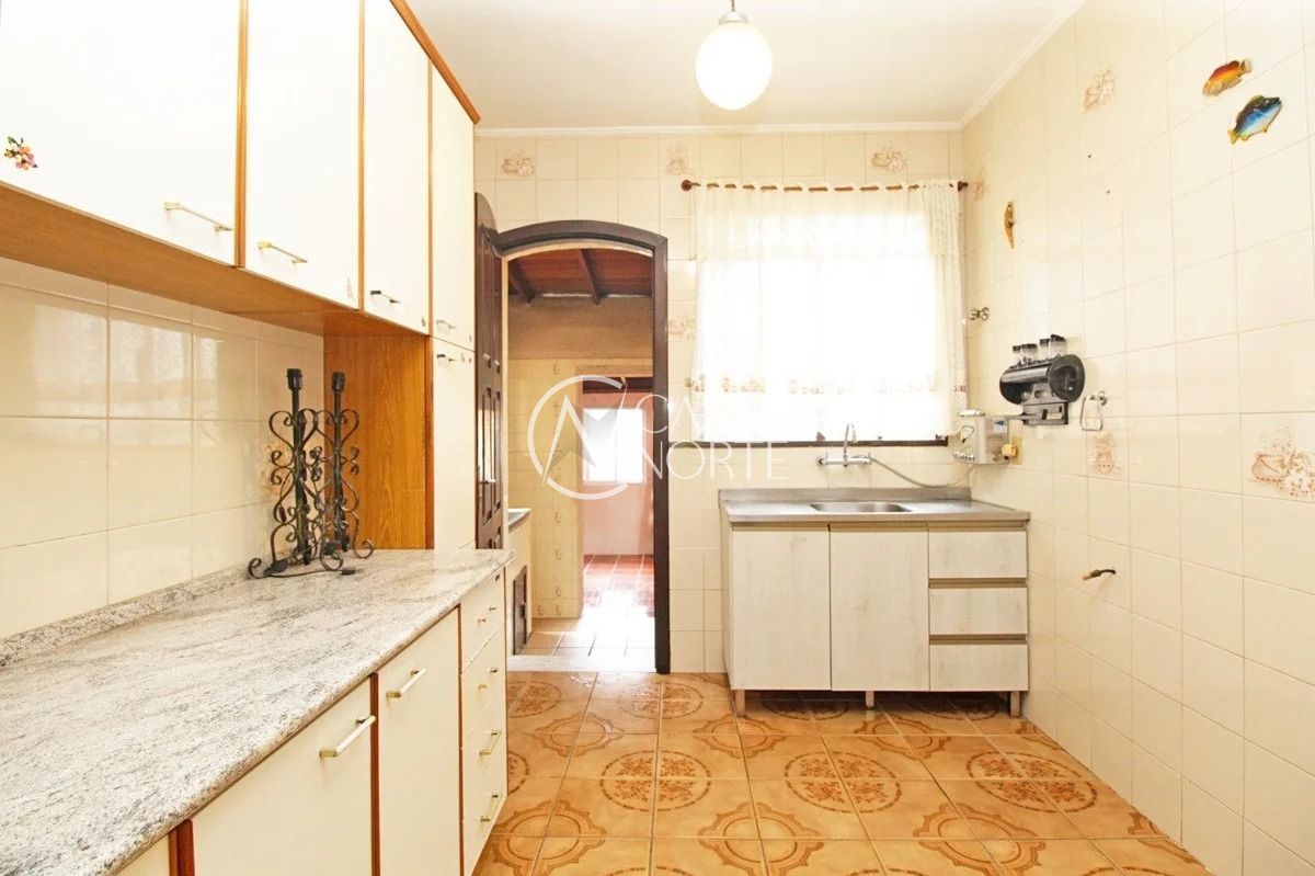 Casa à venda com 3 quartos, 154m², 3 vagas, Rua Umbú no bairro Passo da Areia em Porto Alegre