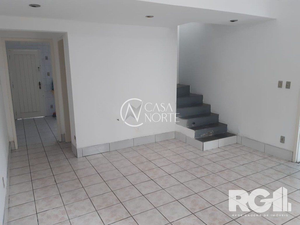 Sobrado à venda com 2 quartos, 100m², 1 suíte, 2 vagas, Rua Luiz Fontoura Júnior no bairro Jardim Itu em Porto Alegre