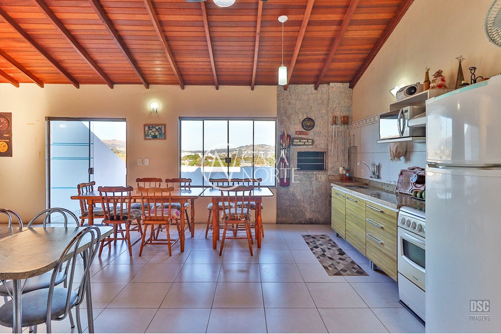 Casa à venda com 5 quartos, 383m², 2 suítes, 2 vagas, Déa Coufal no bairro Ipanema em Porto Alegre