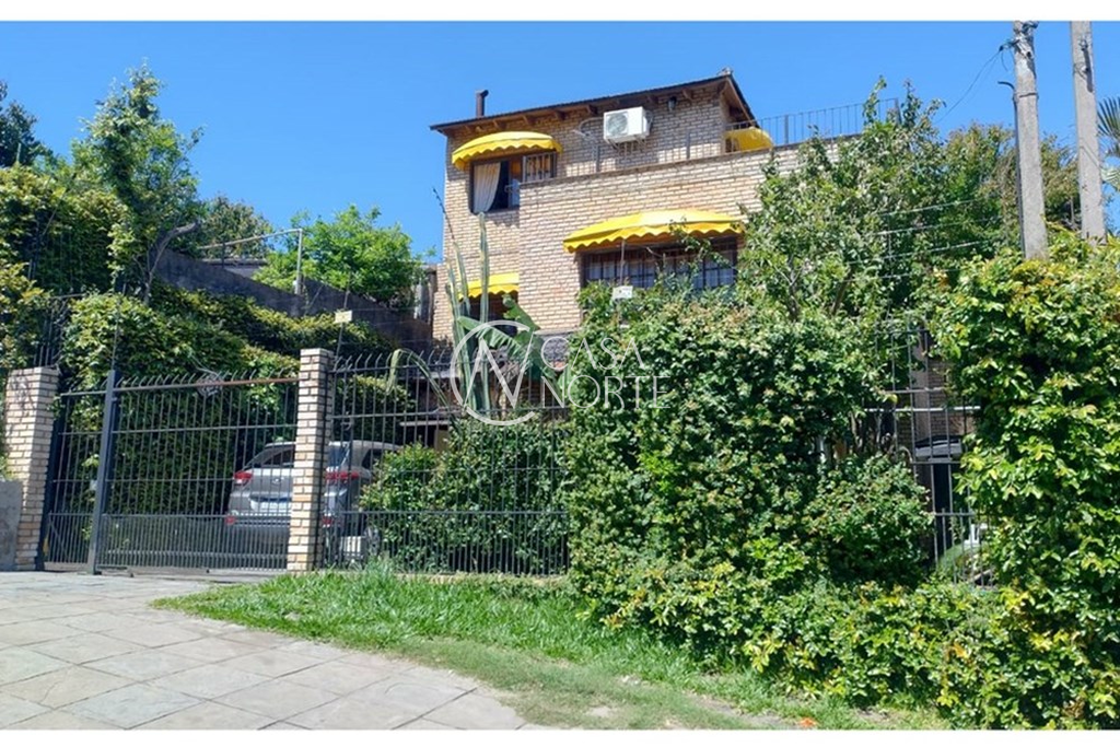 Casa à venda com 4 quartos, 231m², 1 suíte, 3 vagas, Rua Arapei no bairro Cristal em Porto Alegre