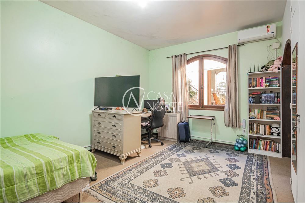 Casa à venda com 5 quartos, 400m², 1 suíte, 3 vagas, Ivo Corseuil no bairro Petrópolis em Porto Alegre