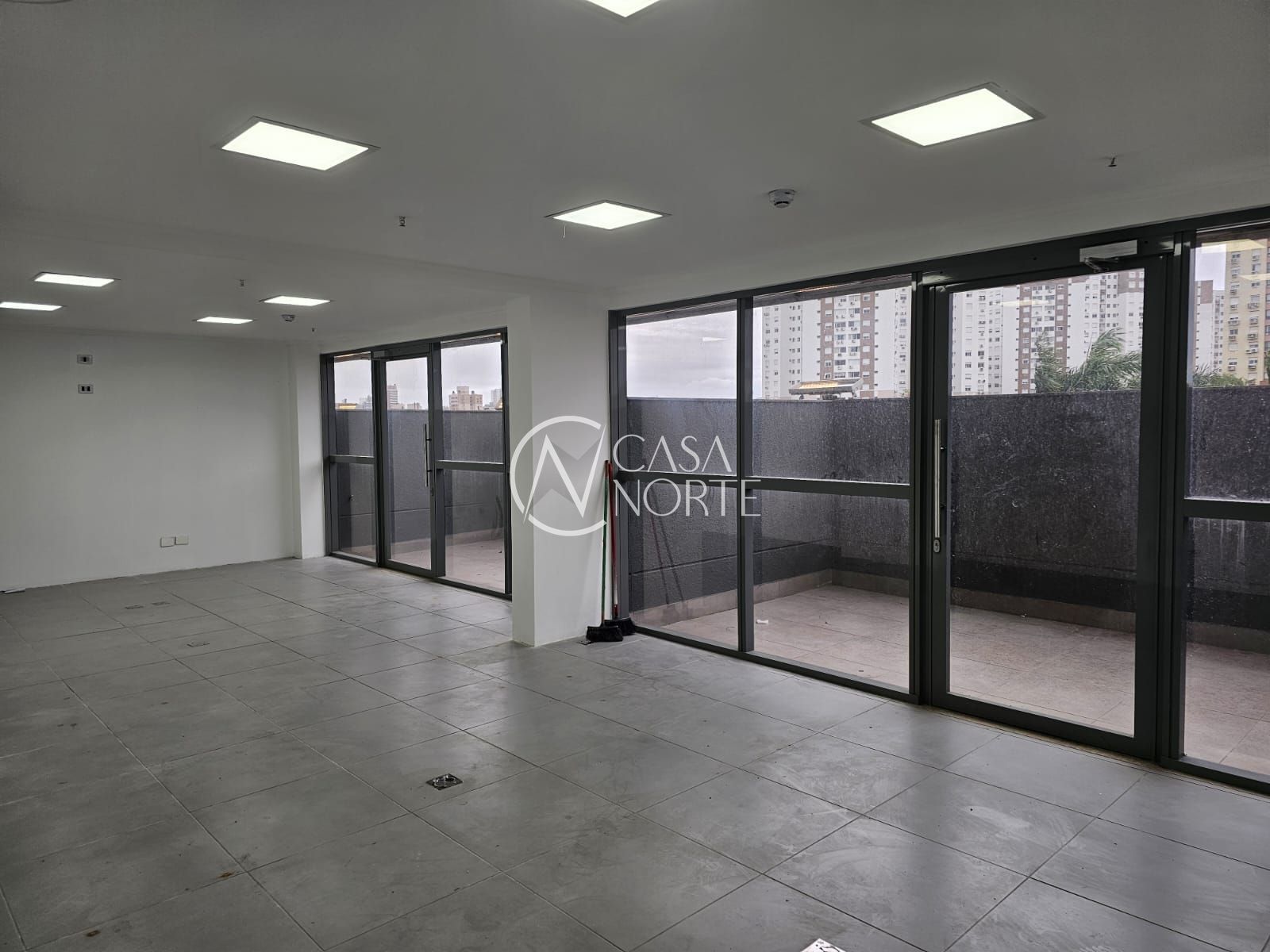Sala Comercial à venda com 1 quarto, 45m², 1 vaga, Avenida Assis Brasil no bairro Jardim Lindóia em Porto Alegre