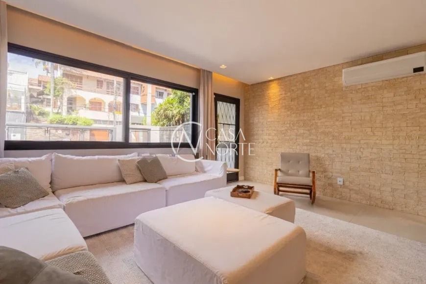 Casa à venda com 4 quartos, 210m², 3 suítes, 2 vagas, Rua Miracema no bairro Chácara das Pedras em Porto Alegre