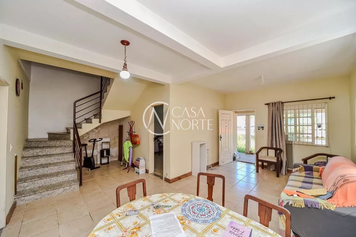 Casa à venda com 4 quartos, 197m², 1 suíte, 4 vagas, Rua Doutor Paulino Guerra no bairro Jardim Itu em Porto Alegre