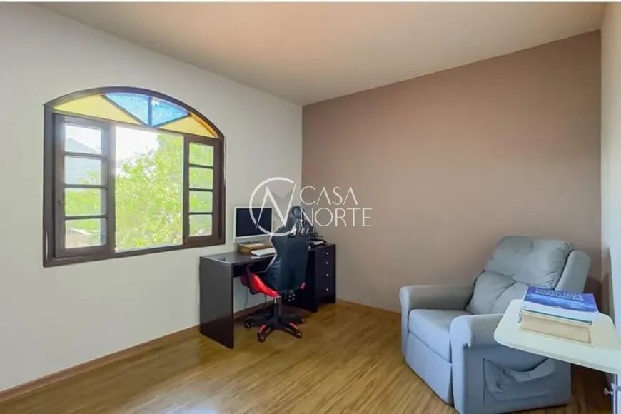 Casa à venda com 4 quartos, 208m², 1 suíte, 2 vagas, Rua Vicente Celestino no bairro Rubem Berta em Porto Alegre