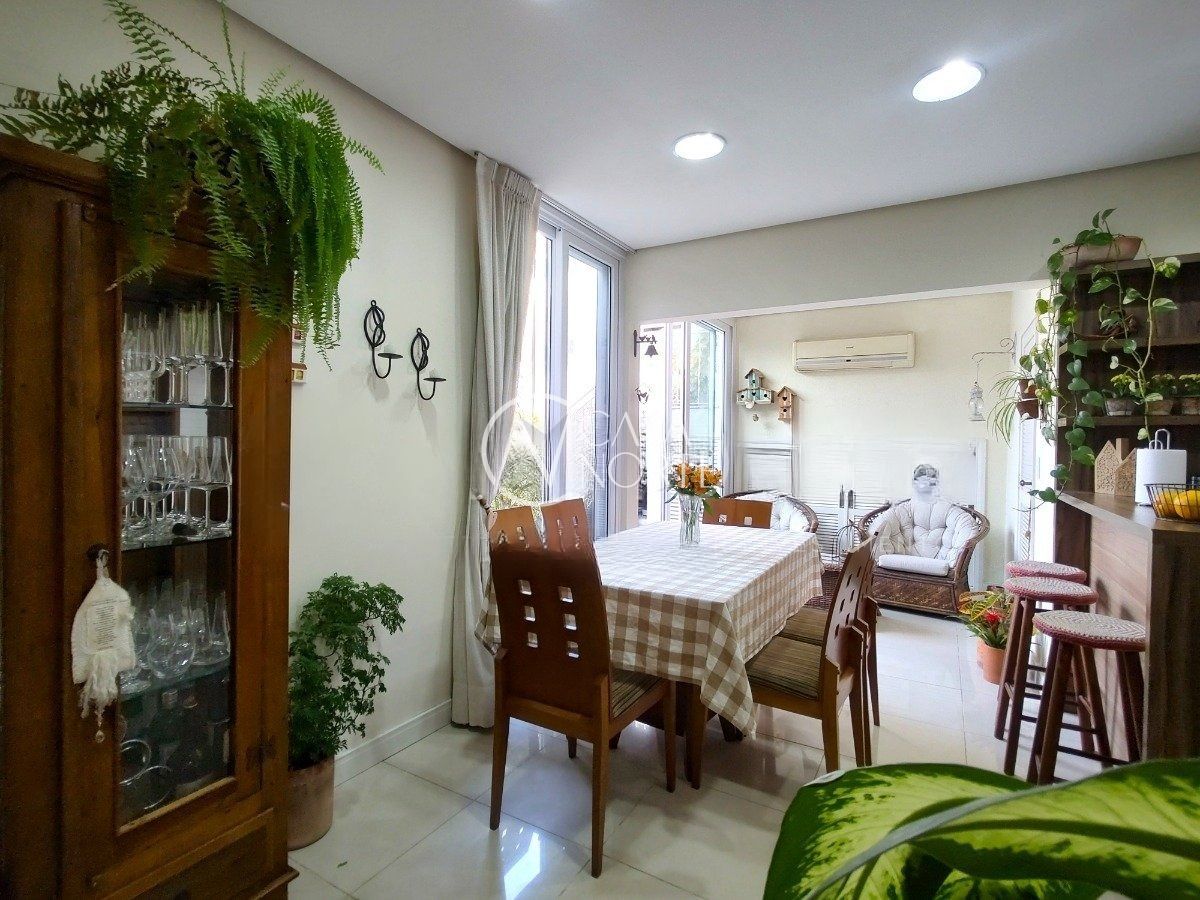 Casa à venda com 4 quartos, 220m², 1 suíte, 2 vagas, Rua Luiz Carniglia no bairro São Sebastião em Porto Alegre