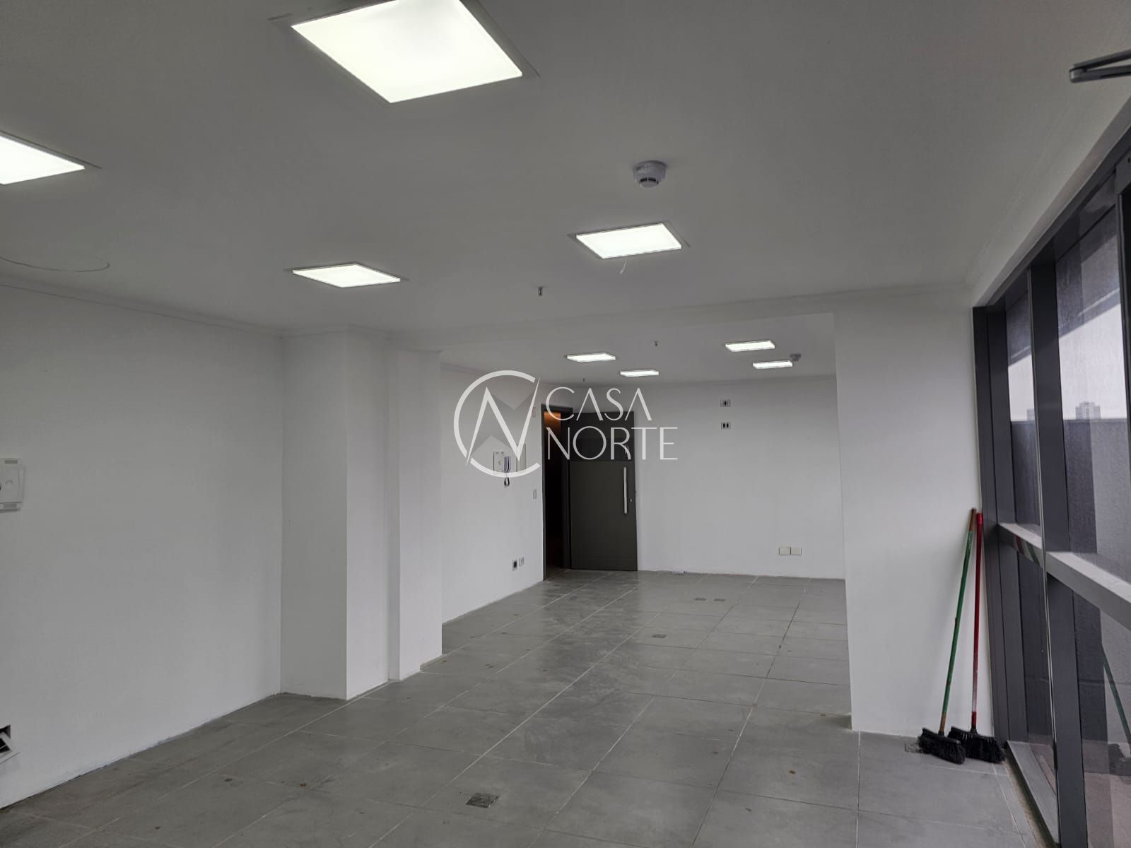 Sala Comercial à venda com 1 quarto, 45m², 1 vaga, Avenida Assis Brasil no bairro Jardim Lindóia em Porto Alegre