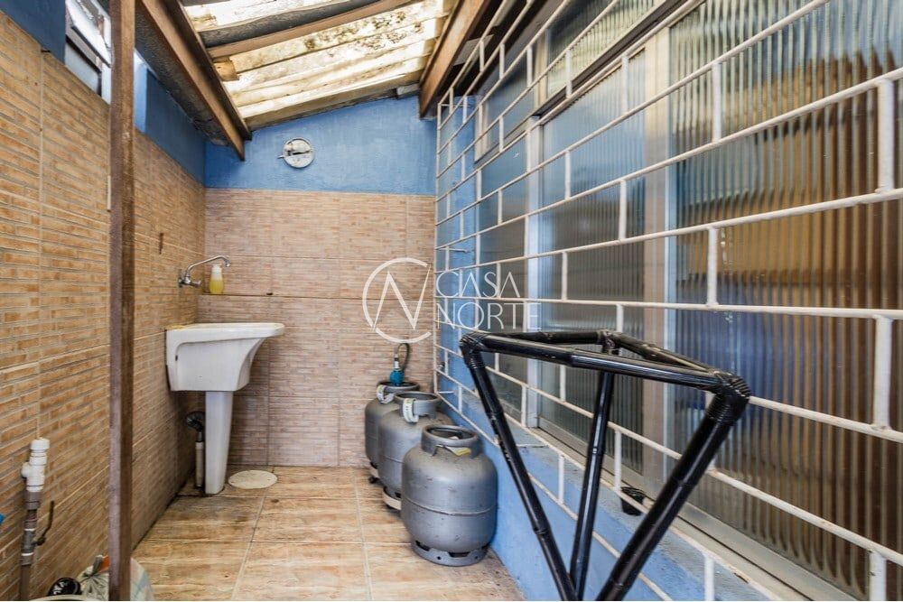 Casa à venda com 3 quartos, 260m², 1 suíte, 6 vagas, Guilherme Alves no bairro Partenon em Porto Alegre