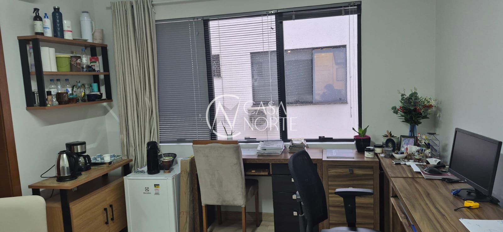 Sala Comercial à venda com 1 quarto, 18m², Rua Açores no bairro Passo da Areia em Porto Alegre