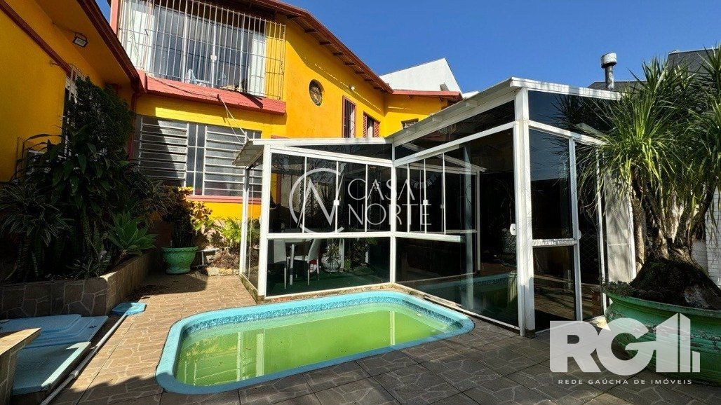 Casa à venda com 3 quartos, 300m², 4 vagas, Rua Somália no bairro Vila Ipiranga em Porto Alegre