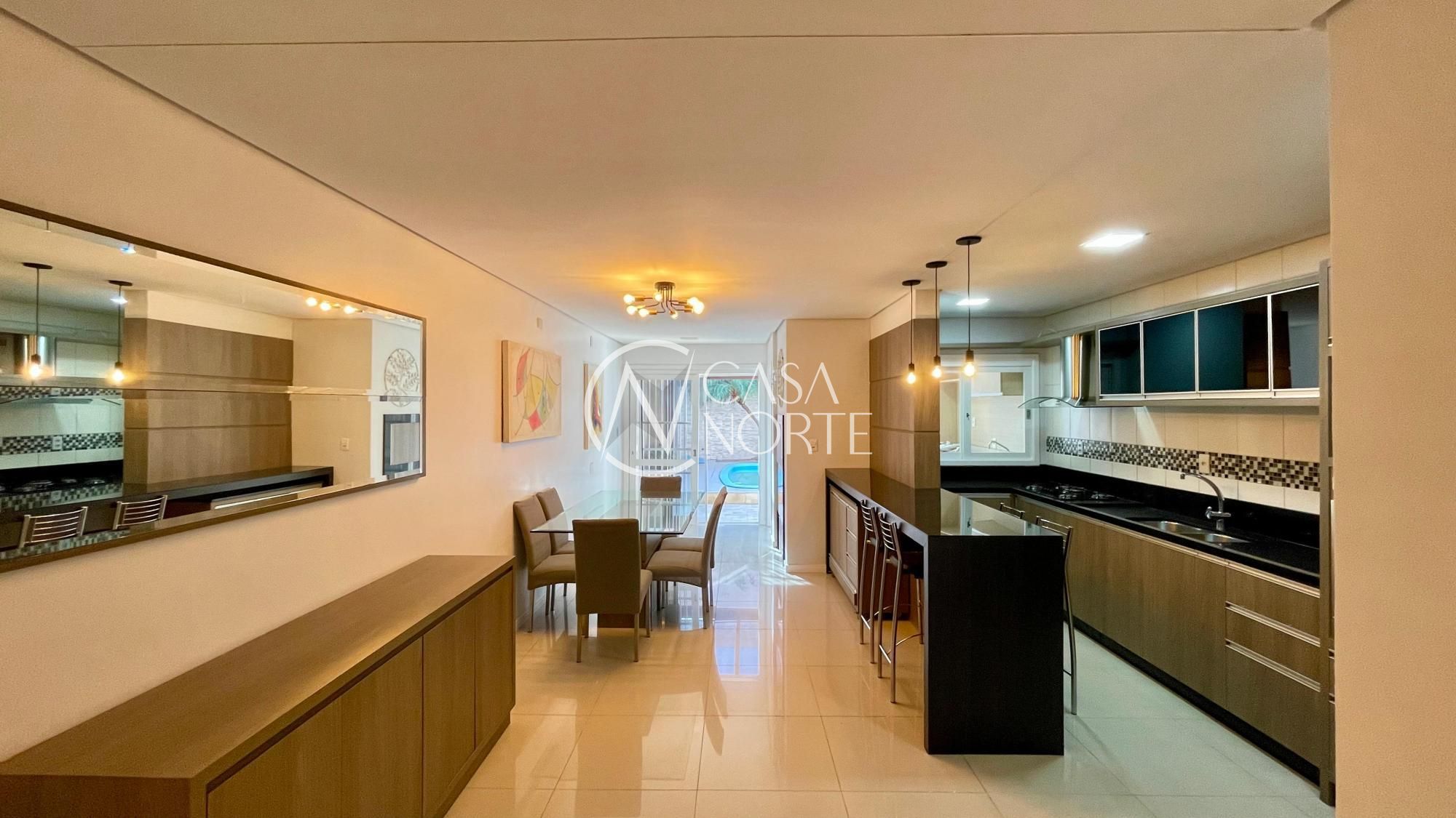 Casa à venda com 3 quartos, 210m², 2 suítes, 3 vagas, Rua Leite de Castro no bairro Vila Ipiranga em Porto Alegre