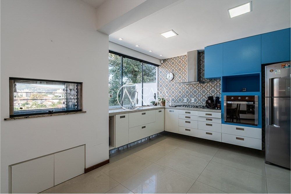 Casa à venda com 2 quartos, 318m², 2 suítes, 6 vagas, Rua Oscar Schneider no bairro Medianeira em Porto Alegre