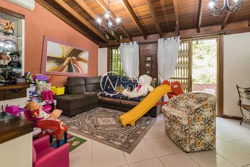 Casa de Condomínio à venda com 3 quartos, 101m², 1 suíte, 2 vagas, Rua Manoel Lopes Meirelles no bairro Jardim Itu-Sabará em Porto Alegre