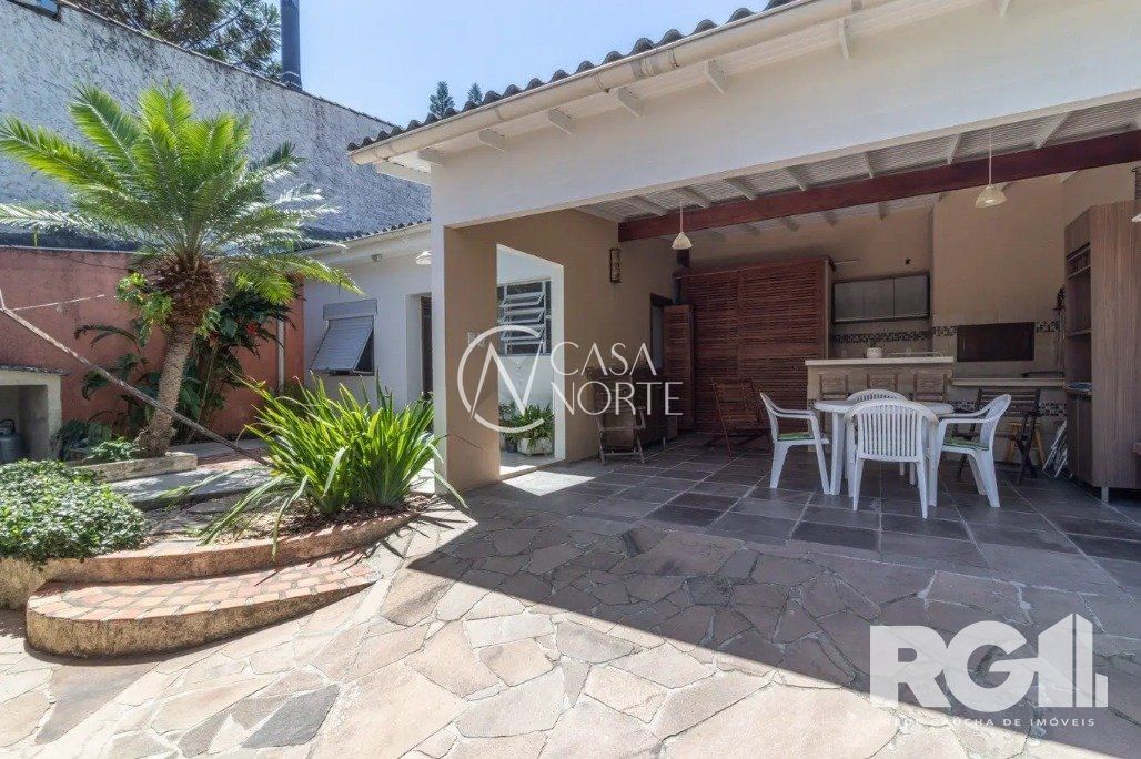 Casa à venda com 3 quartos, 224m², 1 suíte, 4 vagas, Rua Gaston Englert no bairro Vila Ipiranga em Porto Alegre