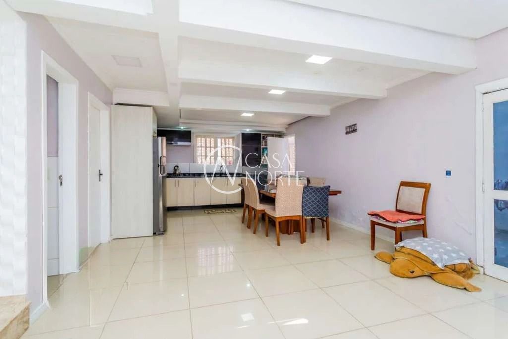 Casa à venda com 4 quartos, 226m², 1 suíte, 2 vagas, Rua Três Passos no bairro Passo da Areia em Porto Alegre