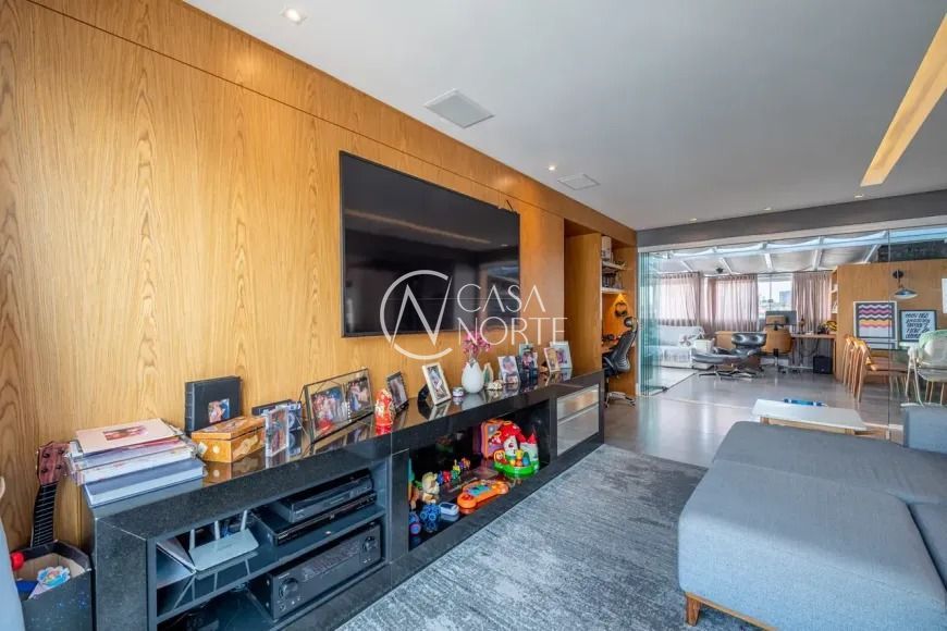 Apartamento à venda com 3 quartos, 161m², 1 suíte, 3 vagas, Rua Bezerra de Menezes no bairro Passo da Areia em Porto Alegre