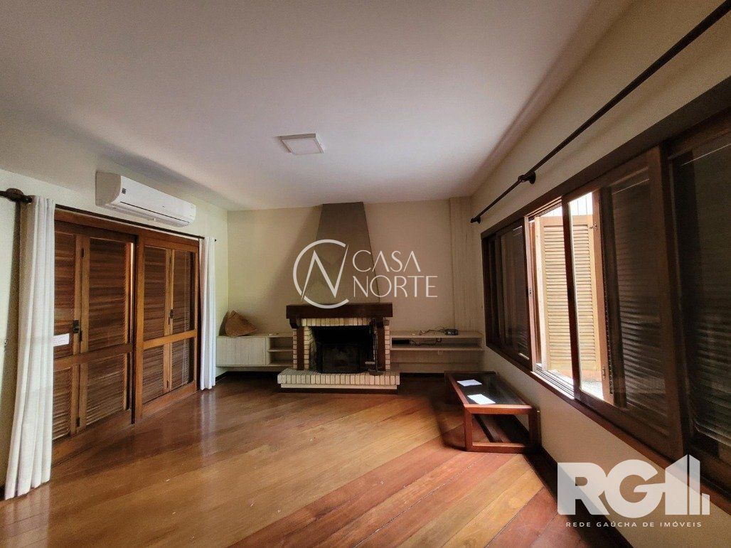 Casa à venda com 5 quartos, 357m², 1 suíte, 4 vagas, Rua Professor Ivo Corseuil no bairro Petrópolis em Porto Alegre