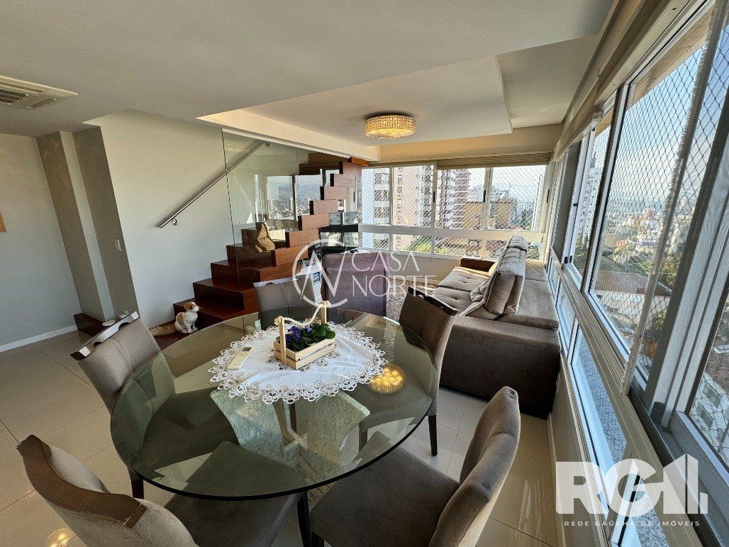 Cobertura à venda com 3 quartos, 185m², 1 suíte, 2 vagas, Rua Faria Santos no bairro Petrópolis em Porto Alegre