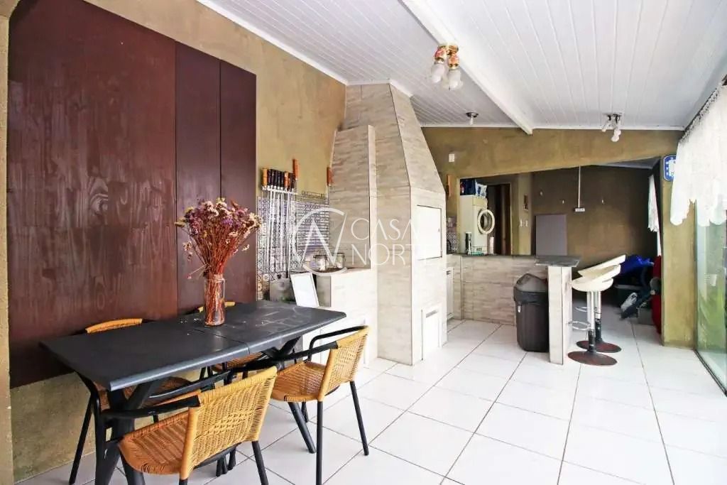 Casa à venda com 3 quartos, 182m², 1 suíte, 2 vagas, Rua Vital Brasil no bairro Jardim Sabará em Porto Alegre