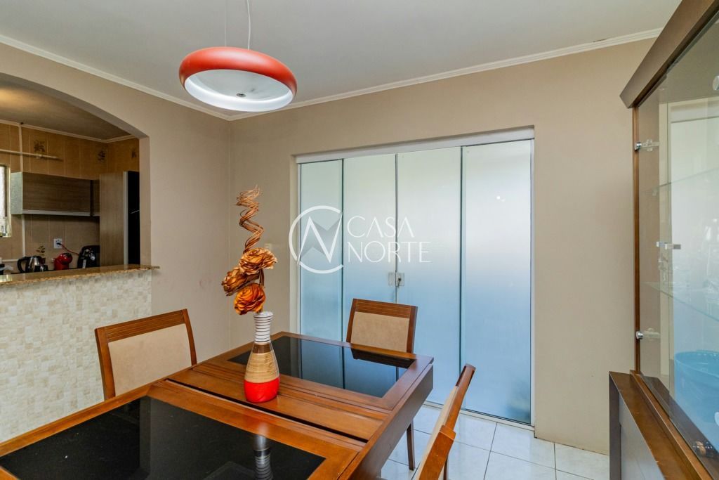 Casa à venda com 3 quartos, 134m², 3 vagas, Rua Nove de Março no bairro Vila Ipiranga em Porto Alegre