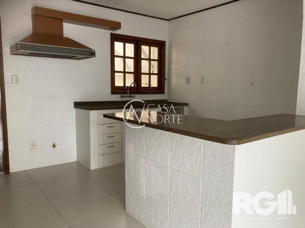 Casa à venda com 3 quartos, 425m², 1 suíte, 3 vagas, Rua General Pedro Bittencourt no bairro Passo da Areia em Porto Alegre