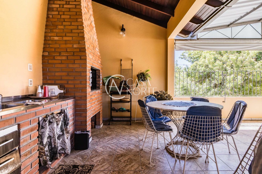 Casa à venda com 3 quartos, 292m², 1 suíte, 5 vagas, Rua Álvaro Guterres no bairro Tristeza em Porto Alegre