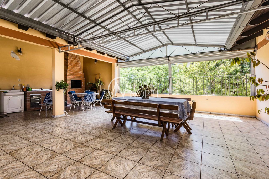 Casa à venda com 3 quartos, 292m², 1 suíte, 5 vagas, Rua Álvaro Guterres no bairro Tristeza em Porto Alegre