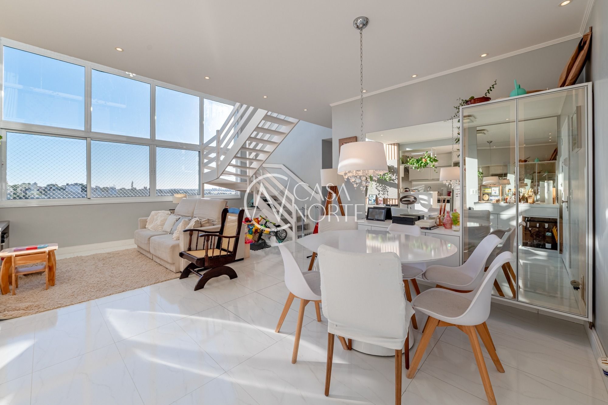 Duplex à venda com 3 quartos, 122m², 1 suíte, 2 vagas, Rua Mauro Guedes de Oliveira no bairro Jardim Lindóia em Porto Alegre
