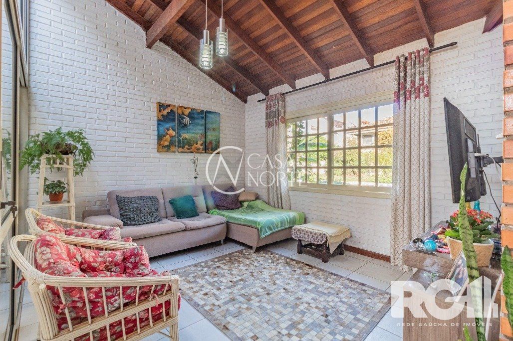 Casa de Condomínio à venda com 4 quartos, 221m², 1 suíte, 2 vagas, Rua Tocantins no bairro Lomba do Pinheiro em Porto Alegre