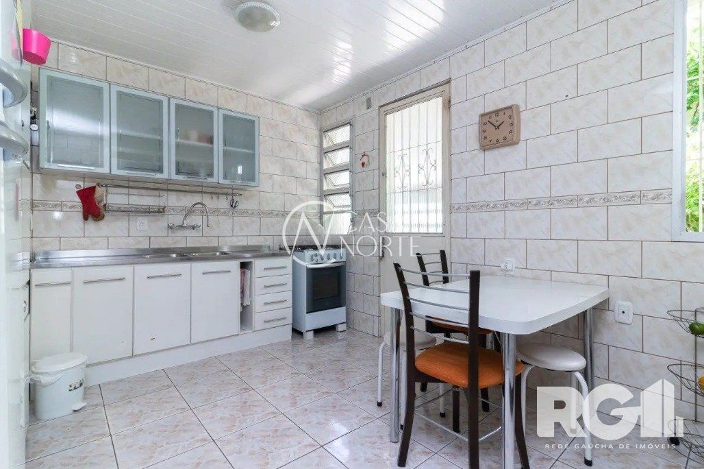 Casa à venda com 3 quartos, 224m², 1 suíte, 4 vagas, Rua Gaston Englert no bairro Vila Ipiranga em Porto Alegre
