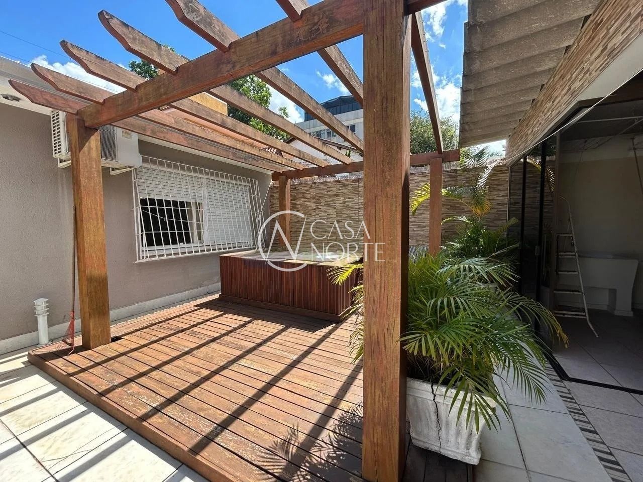 Casa à venda com 5 quartos, 250m², 1 suíte, 3 vagas, Rua Líbia no bairro Vila Ipiranga em Porto Alegre