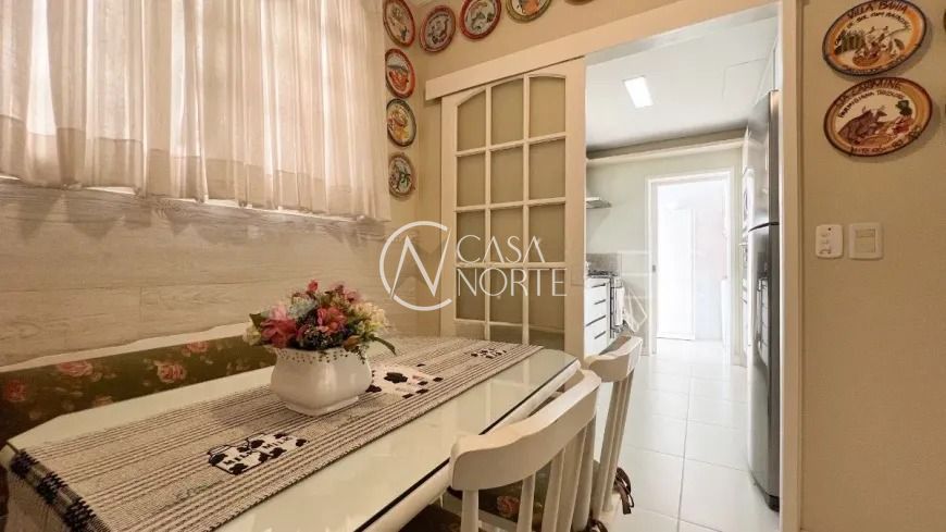 Casa à venda com 4 quartos, 250m², 1 suíte, 4 vagas, Rua Maria Montessori no bairro São Sebastião em Porto Alegre