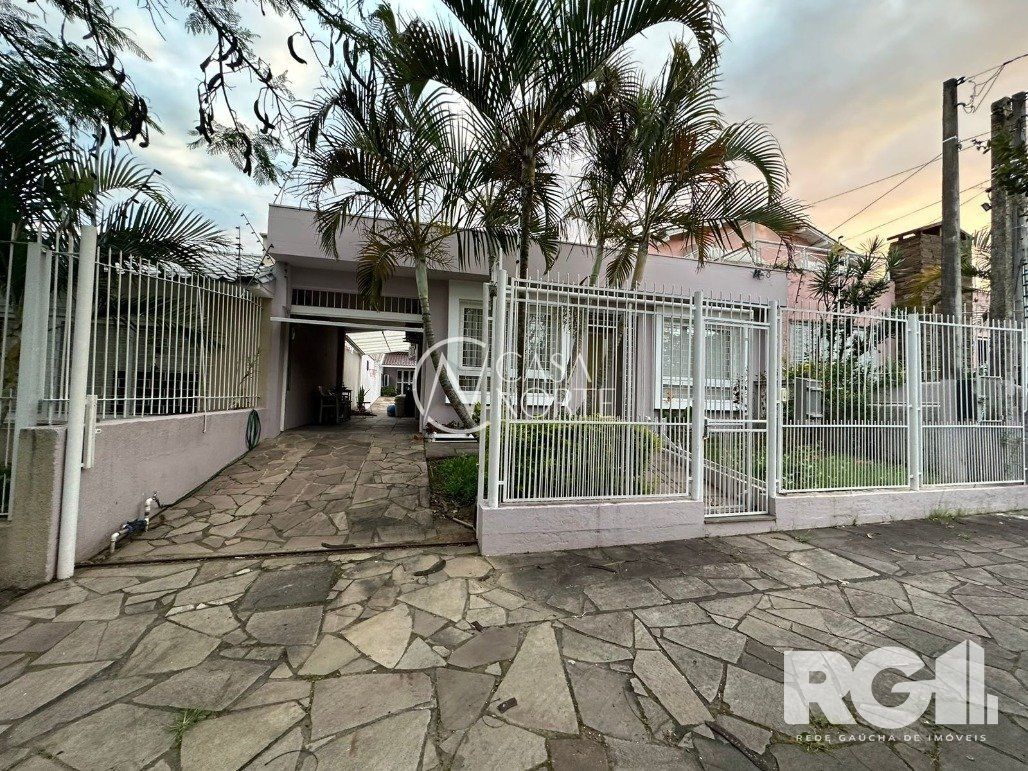 Casa à venda com 3 quartos, 165m², 1 suíte, 2 vagas, Avenida Rachel Wolfrid no bairro Aberta dos Morros em Porto Alegre