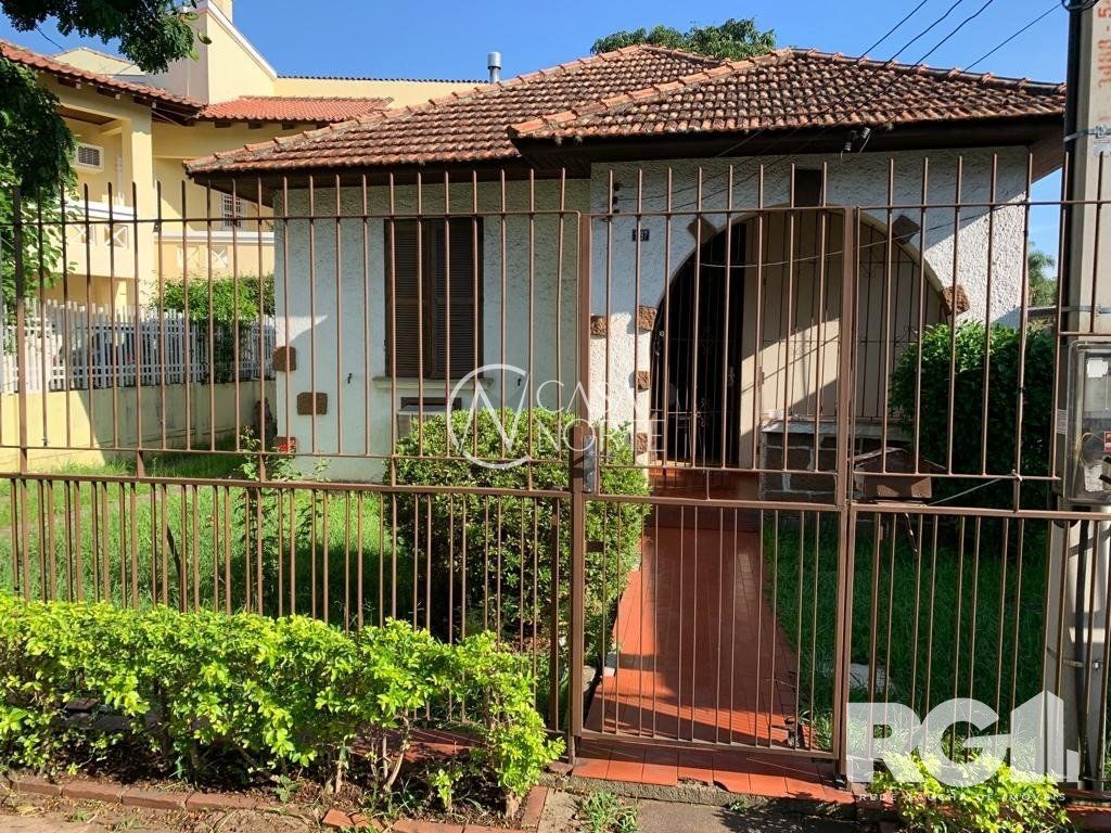 Casa à venda com 3 quartos, 387m², 2 vagas, Avenida Assis Brasil no bairro Passo da Areia em Porto Alegre