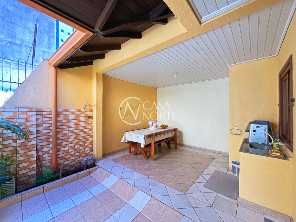 Casa à venda com 3 quartos, 210m², 1 suíte, 5 vagas, Rua São Manoel no bairro Santana em Porto Alegre