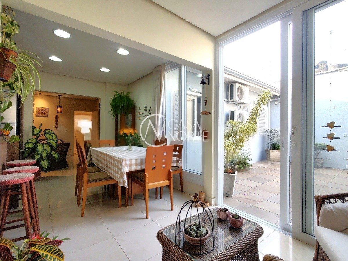 Casa à venda com 4 quartos, 220m², 1 suíte, 2 vagas, Rua Luiz Carniglia no bairro São Sebastião em Porto Alegre