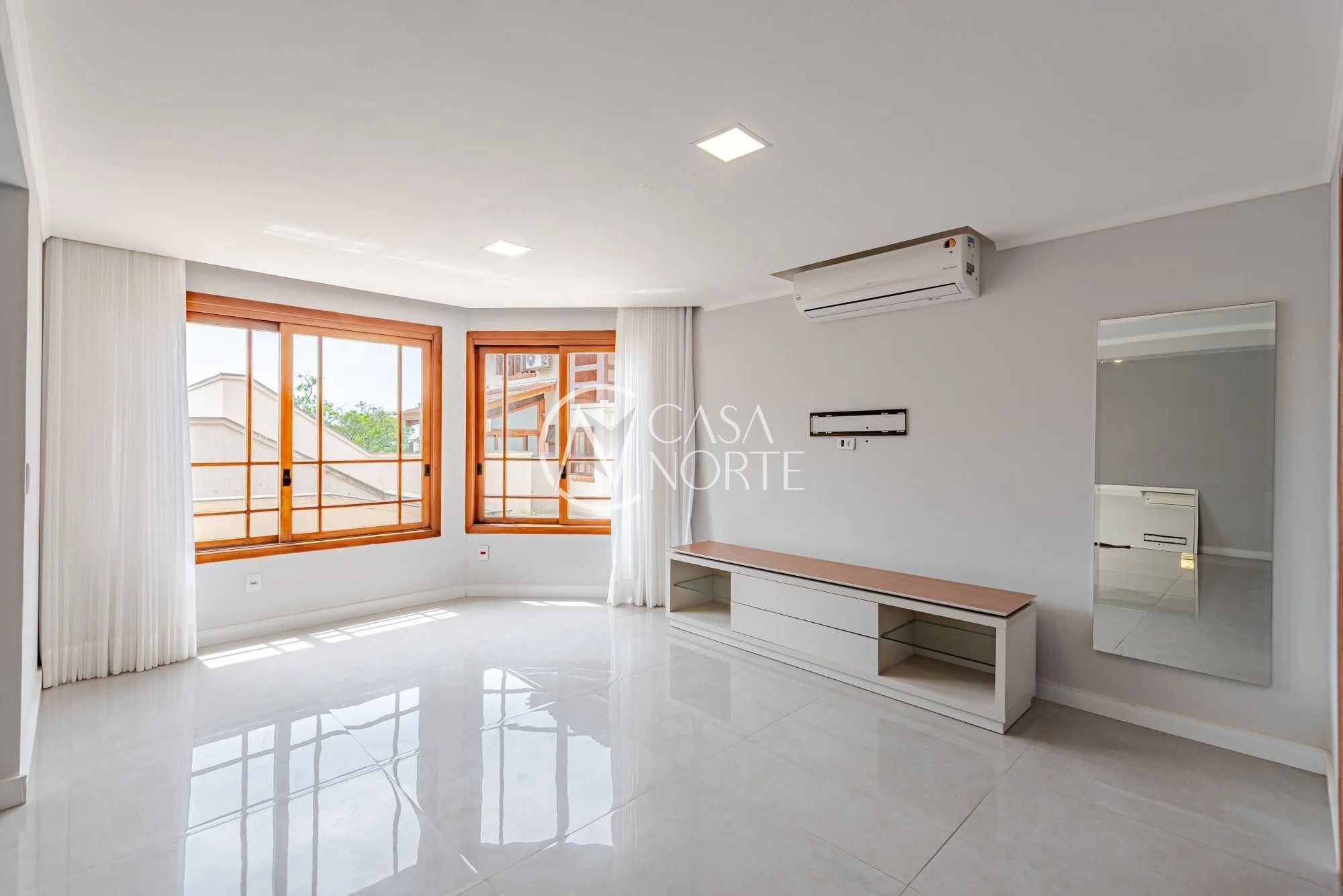 Casa de Condomínio à venda com 3 quartos, 214m², 1 suíte, 3 vagas, Avenida Jacuí no bairro Cristal em Porto Alegre