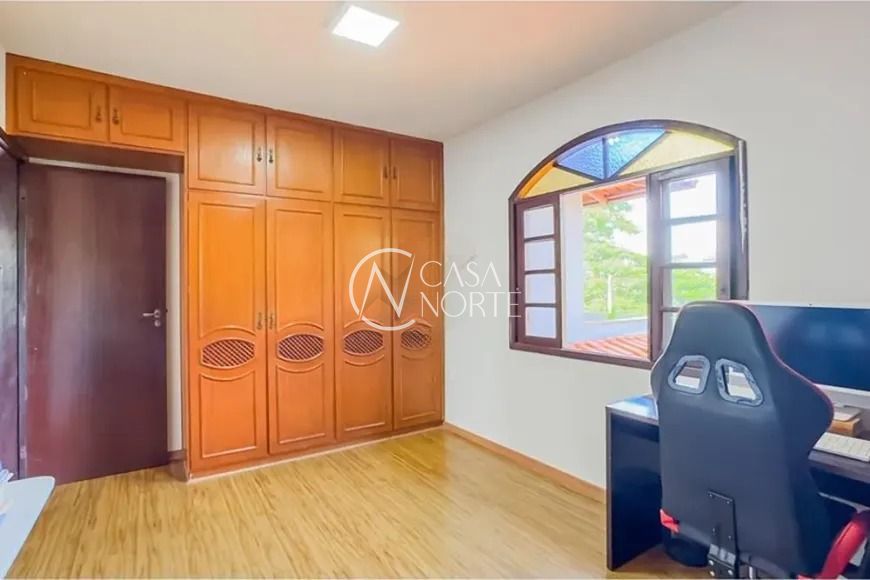 Casa à venda com 4 quartos, 208m², 1 suíte, 2 vagas, Rua Vicente Celestino no bairro Rubem Berta em Porto Alegre