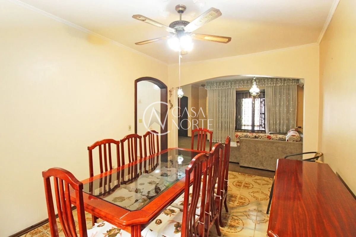 Casa à venda com 3 quartos, 154m², 3 vagas, Rua Umbú no bairro Passo da Areia em Porto Alegre
