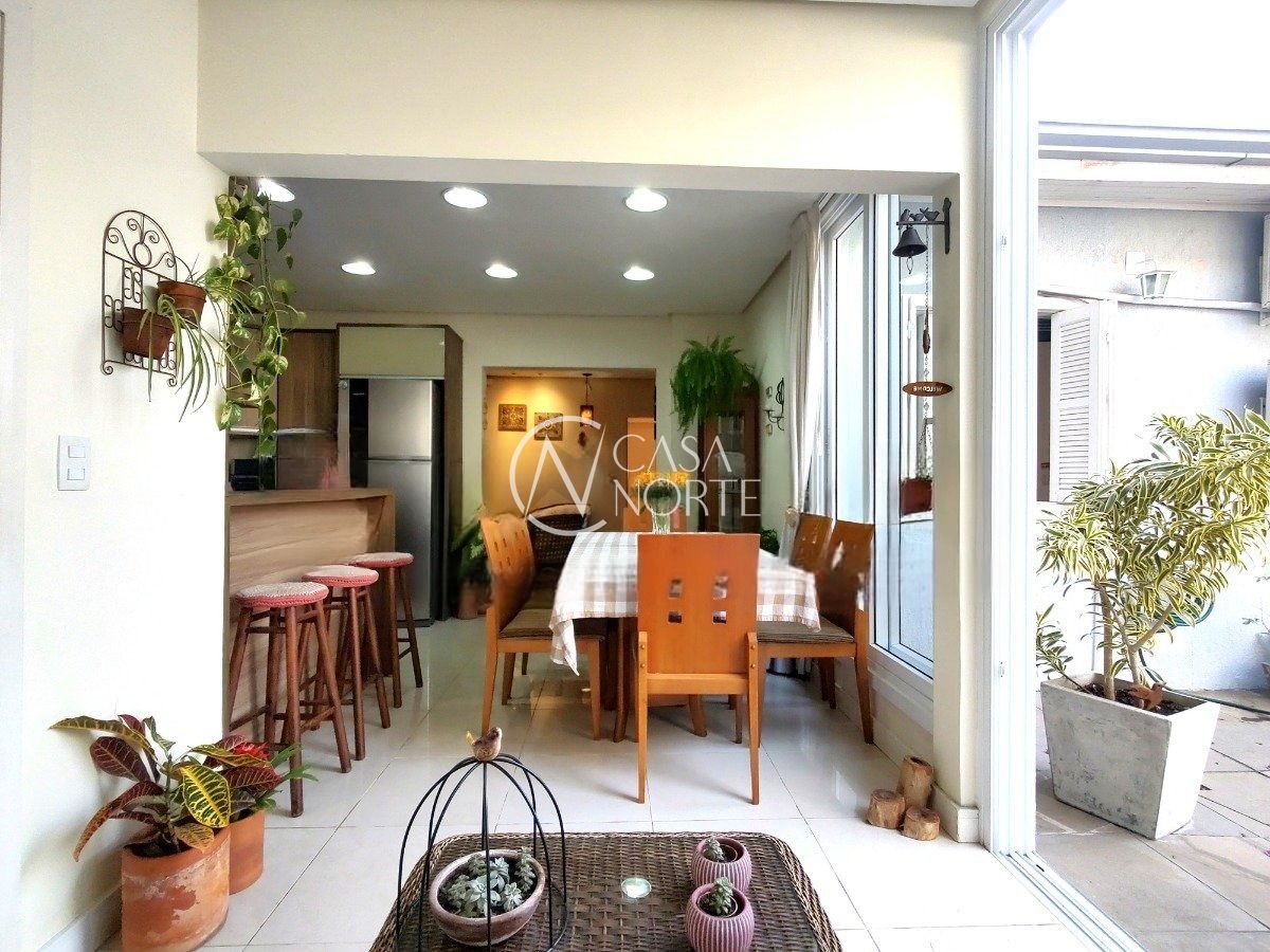 Casa à venda com 4 quartos, 220m², 1 suíte, 2 vagas, Rua Luiz Carniglia no bairro São Sebastião em Porto Alegre