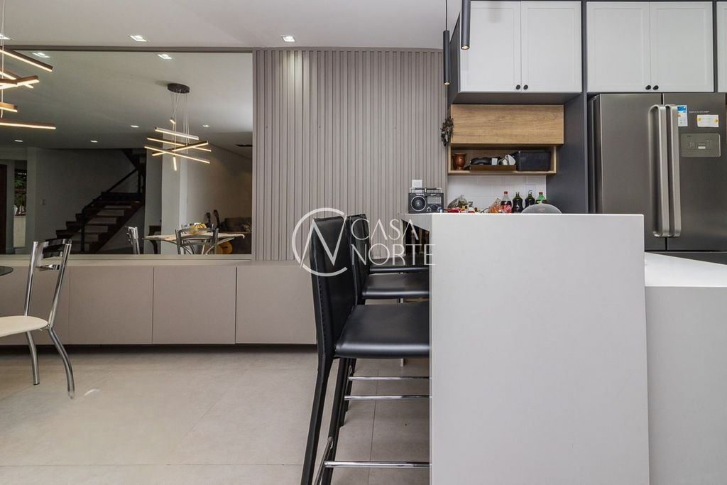 Casa à venda com 4 quartos, 310m², 3 suítes, 4 vagas, Rua Miracema no bairro Chácara das Pedras em Porto Alegre