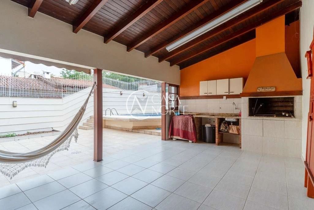 Casa à venda com 4 quartos, 313m², 1 suíte, 4 vagas, Rua Irmão Augusto no bairro Jardim Lindóia em Porto Alegre