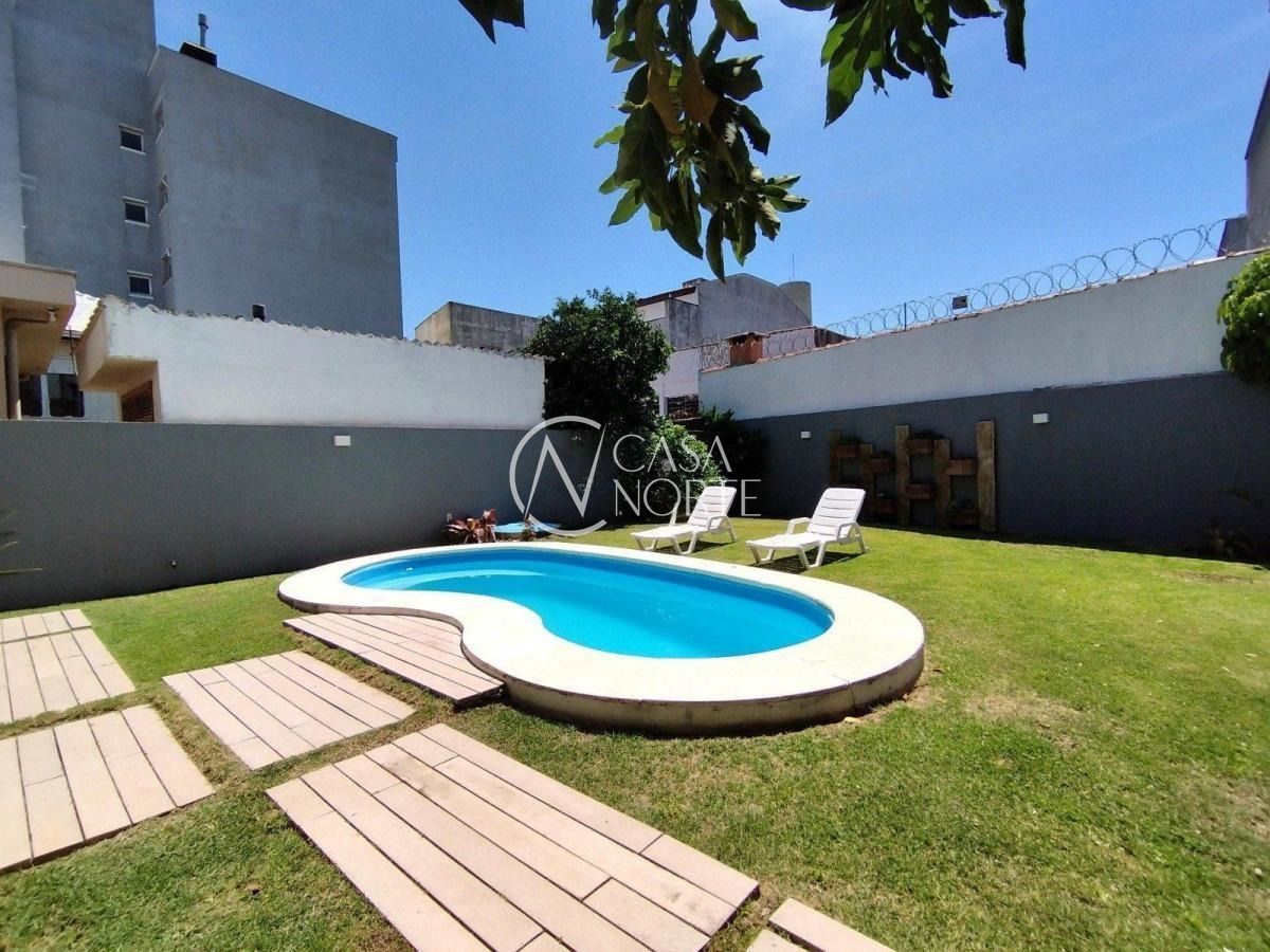 Casa à venda com 3 quartos, 240m², 3 suítes, 4 vagas, Rua Walt Disney no bairro São Sebastião em Porto Alegre